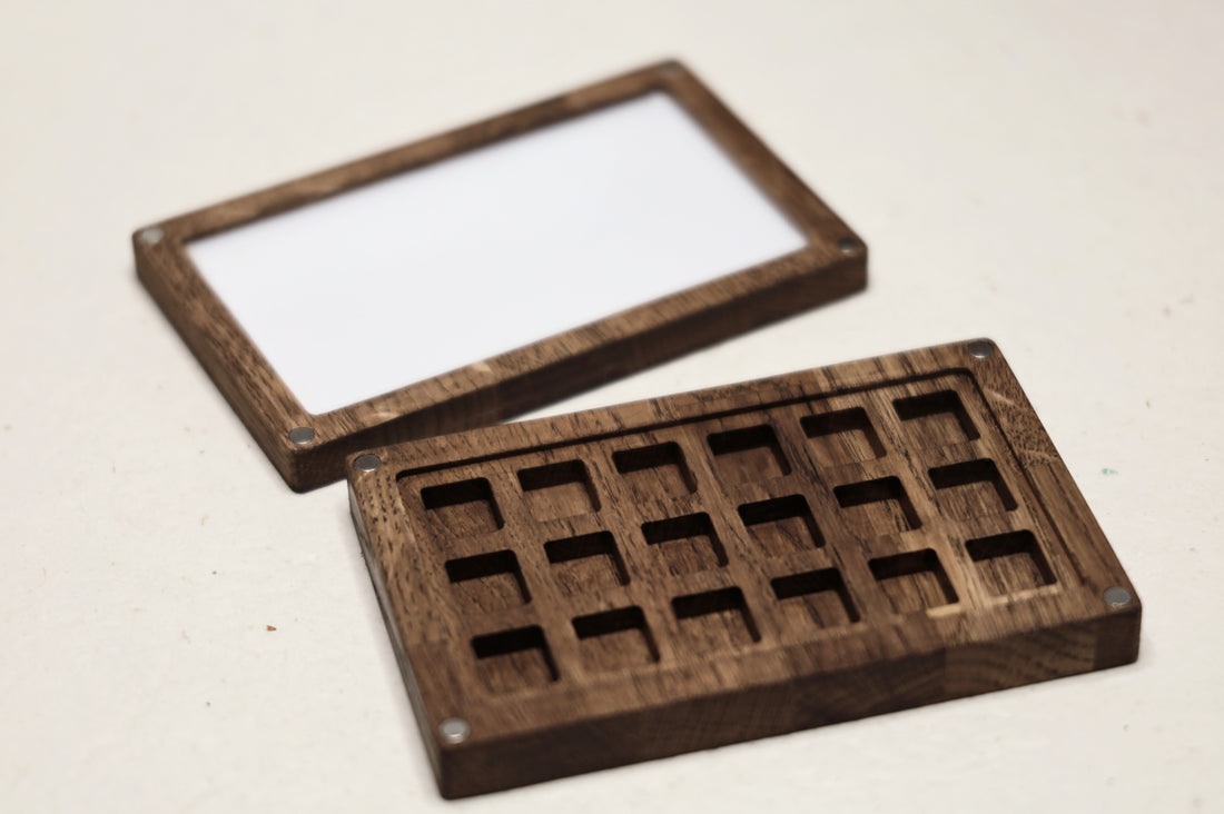 Coffret d'aquarelles en bois (avec 18 demi-godets vides)